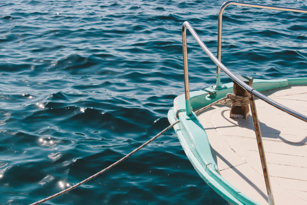 barco en el mar